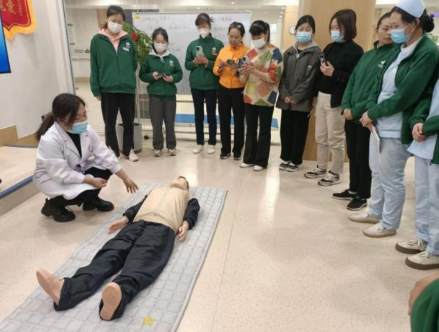 “救”在身邊！共筑服務(wù)安全——頤信養(yǎng)老舉辦急救技能培訓(xùn)